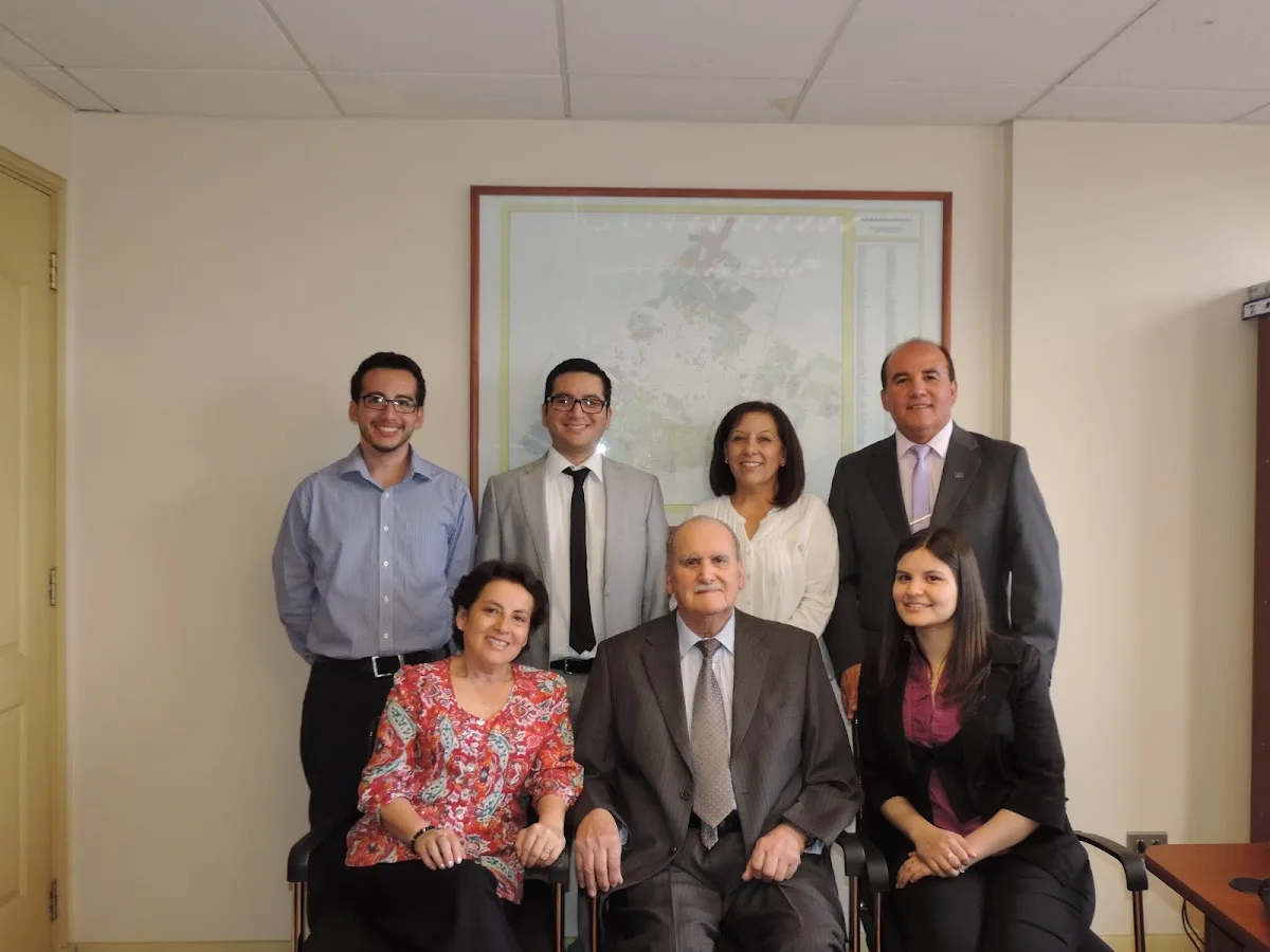 Equipo de Valle San Agustín Propiedades en su oficina de Talca