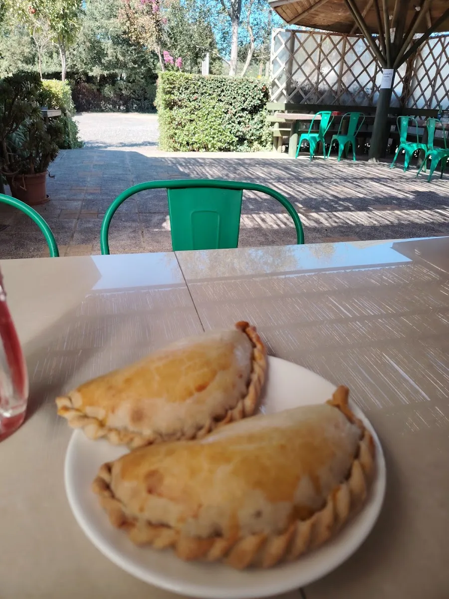 Empanadas de Varado servidas en la mesa del patio