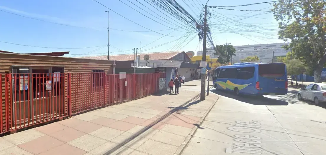 Vereda y malla roja de la Tres Sur frente al sector del local