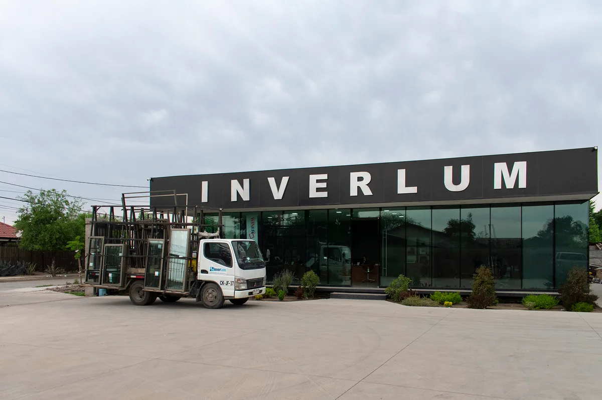 Fachada de INVERLUM con el letrero del nombre y camión de reparto estacionado