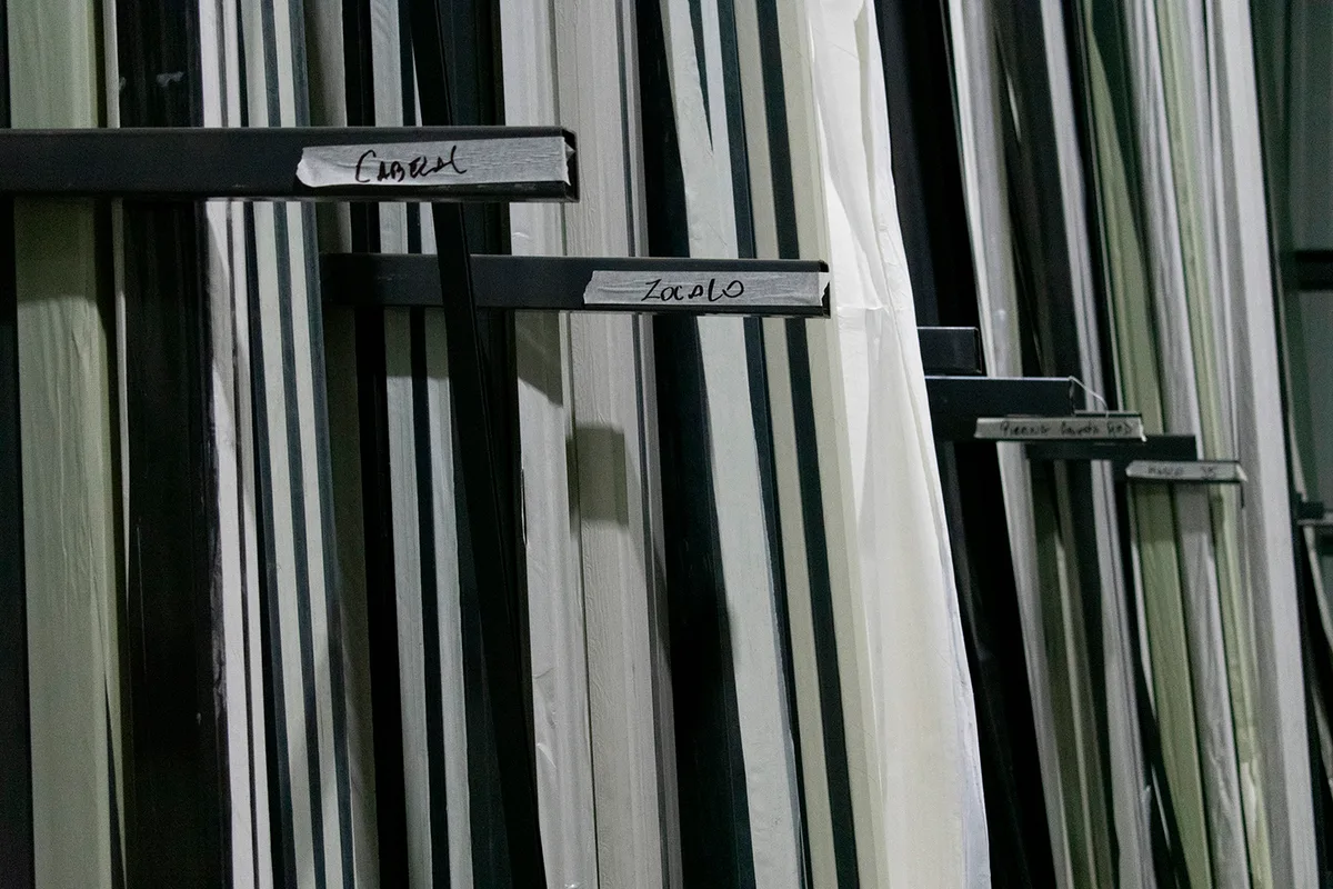 Racks con perfiles de aluminio rotulados en la planta de INVERLUM