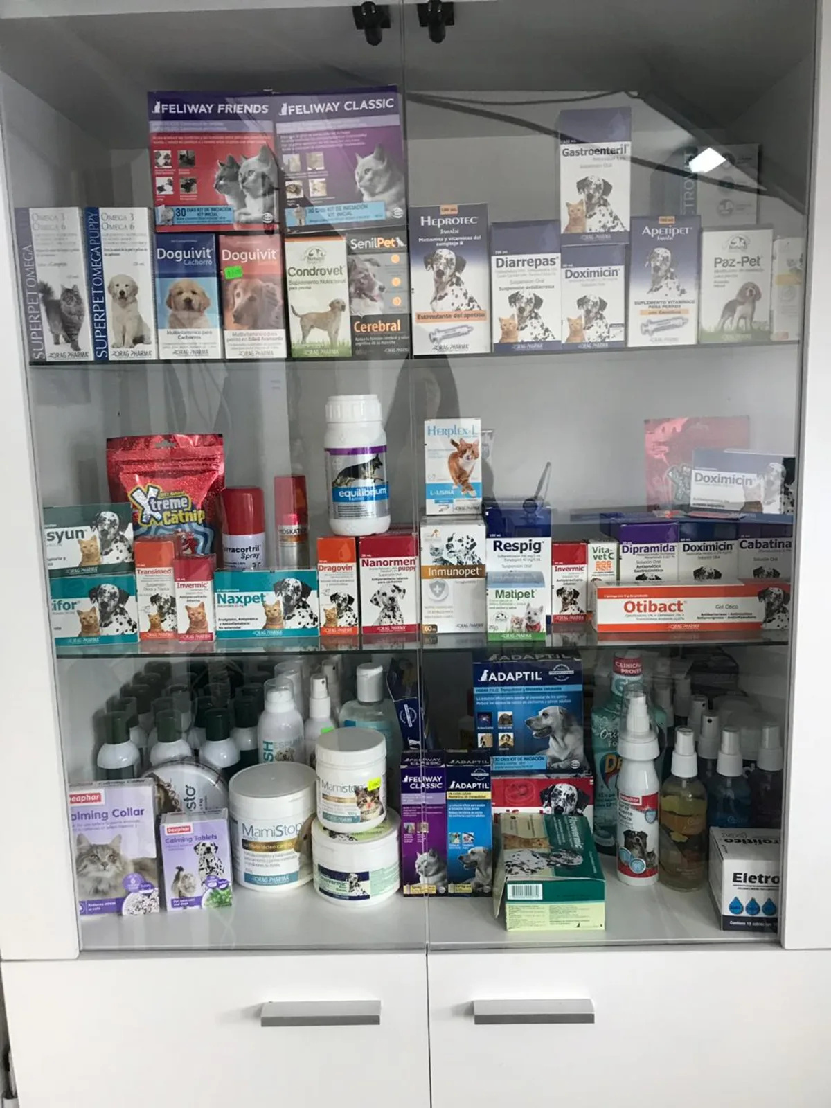 Vitrina de la farmacia veterinaria de SOS con suplementos y medicamentos