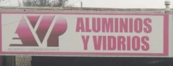 Logo de Vidriería Poniente: rombo carmesí VP y texto Aluminios y Vidrios