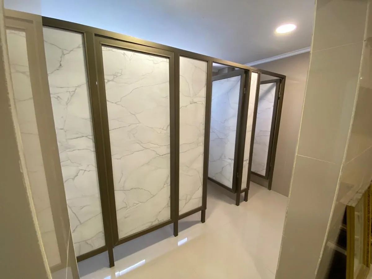 Mamparas de baño en exhibición dentro del showroom