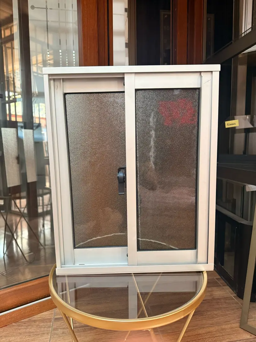 Ventana PVC blanca corredera expuesta en el showroom