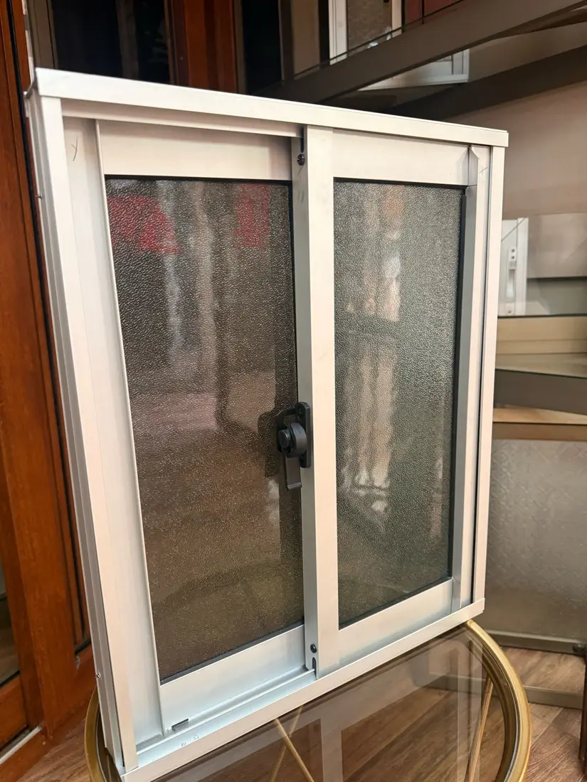 Ventana PVC con vista a las vías del tren de Talca