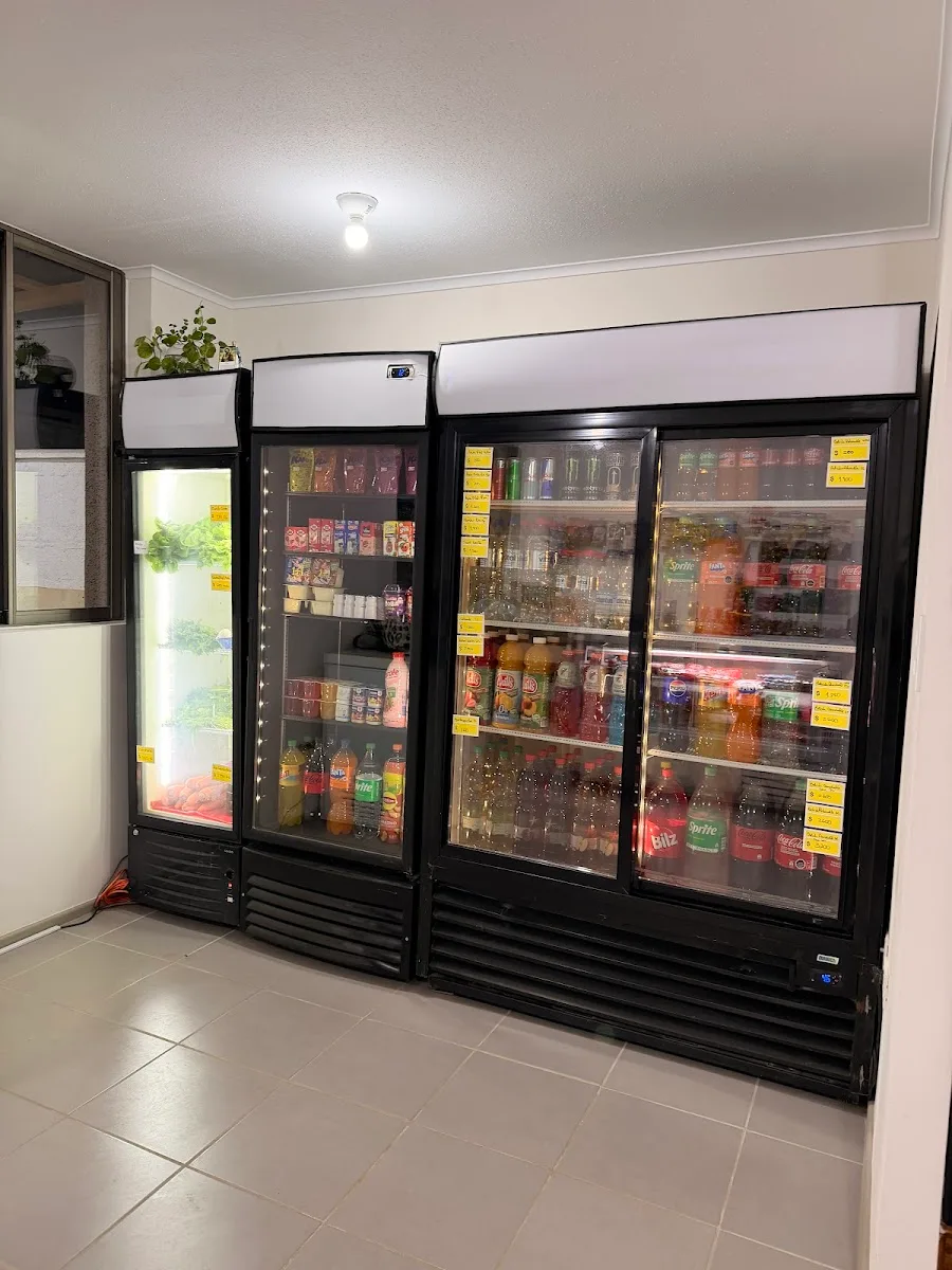 Refrigerador de doble puerta con bebidas y jugos en Vivo Market