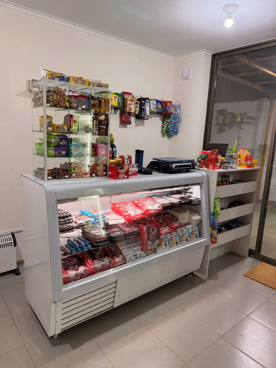 Vitrina refrigerada de fiambres en el interior de Vivo Market