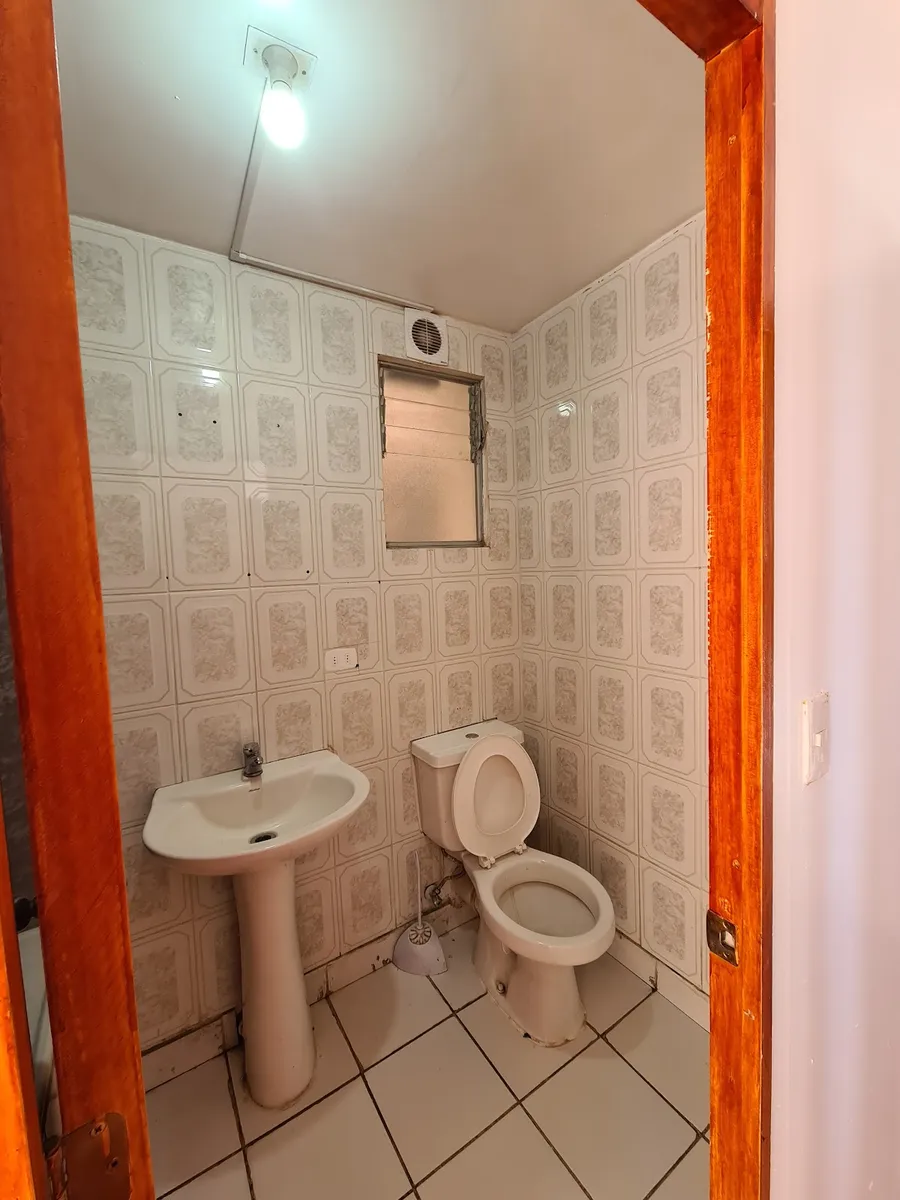Baño remodelado con lavamanos pedestal y WC por Y.P Construcciones