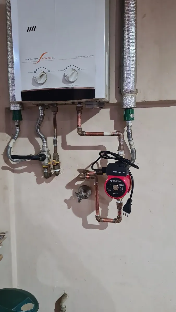 Calefont instalado con tuberías de cobre por Y.P Construcciones