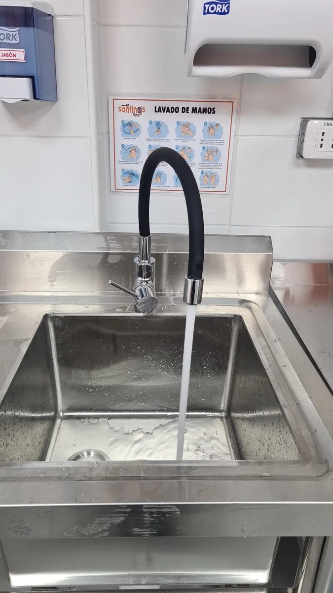 Lavaplatos doble de acero con grifería instalado por Y.P Construcciones