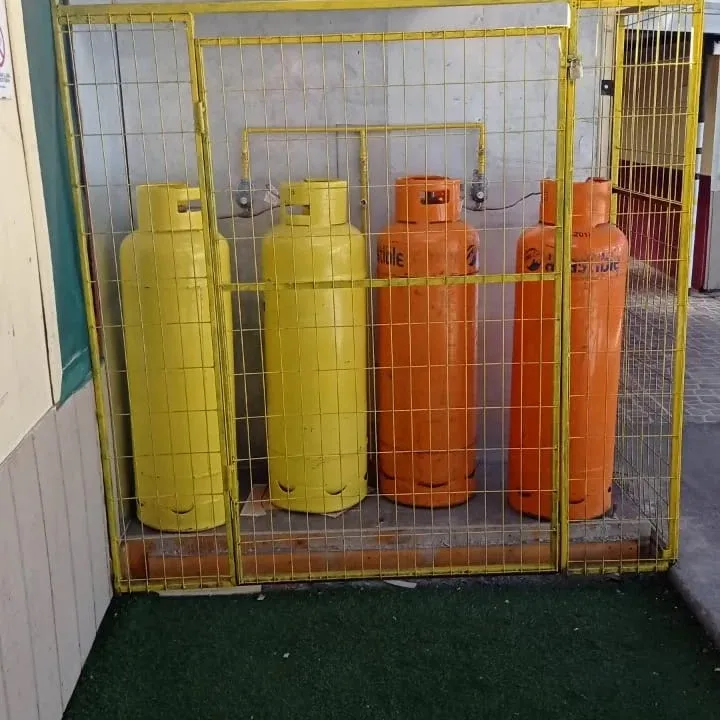 Jaula metálica amarilla con balones de gas instalada por Y.P Construcciones