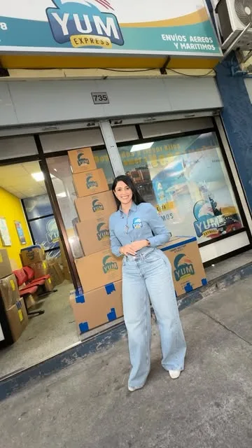 Interior de la bodega de Yum Express con paquetes organizados