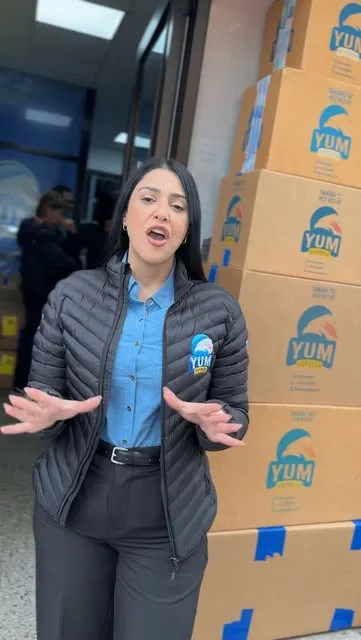 Cajas de cartón apiladas con el logo de Yum Express