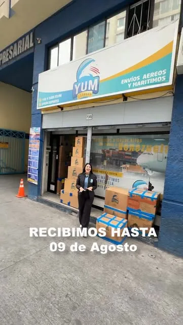 Fachada del local de Yum Express con el logo azul y amarillo