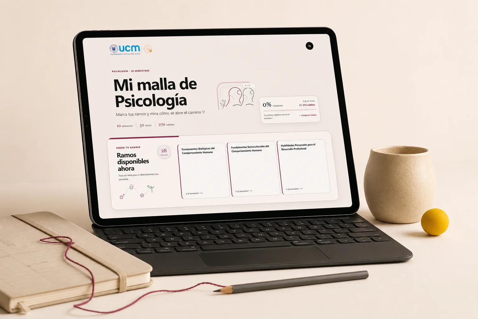 Tablet con la malla de Psicología UCM junto a una agenda, lápiz e hilo burdeos